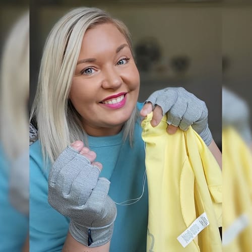 Foto van een klant bij deze compressiehandschoenen