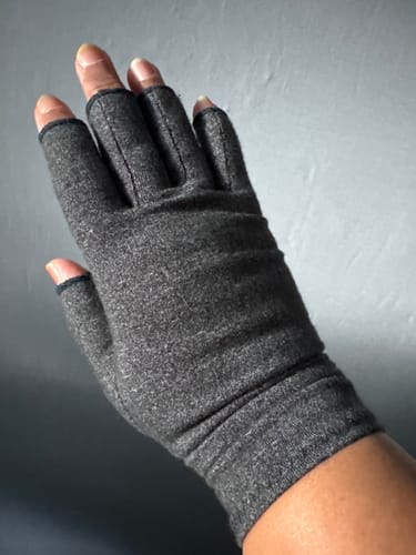 Foto van een klant bij deze compressiehandschoenen