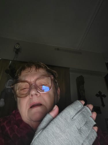 Foto van een klant bij deze compressiehandschoenen