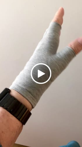 Foto van een klant bij deze compressiehandschoenen
