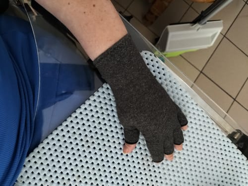 Foto van een klant bij deze compressiehandschoenen