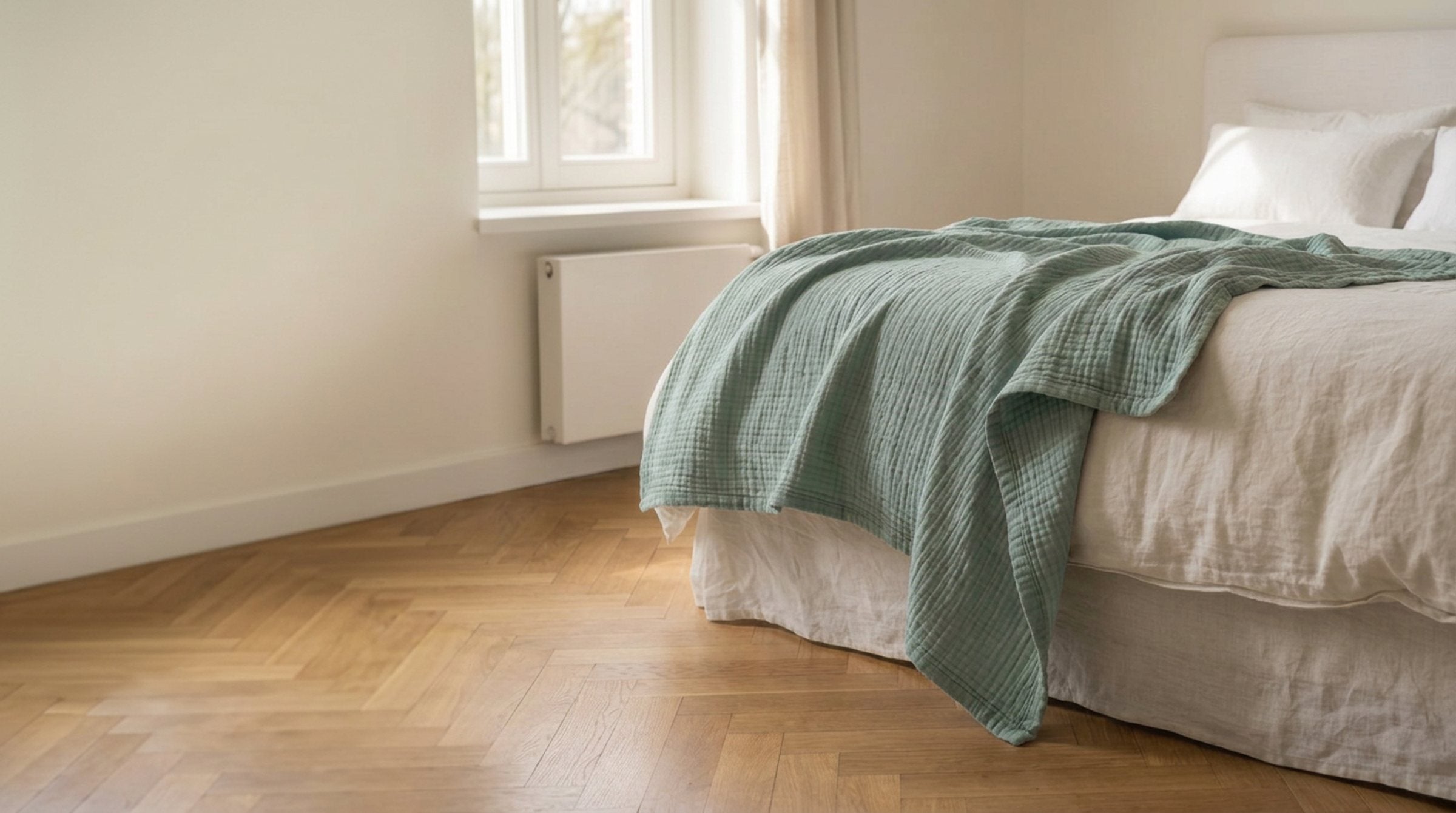 Mousseline deken over een opgemaakt bed