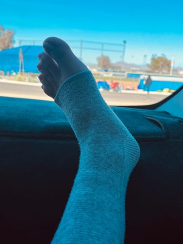 Foto van een klant bij deze voetsleeves