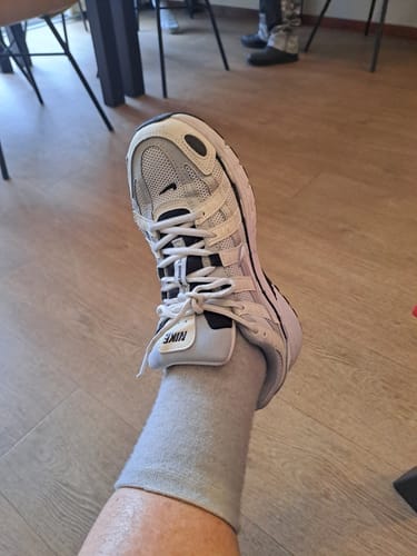 Foto van een klant bij deze voetsleeves