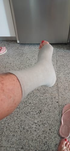 Foto van een klant bij deze voetsleeves