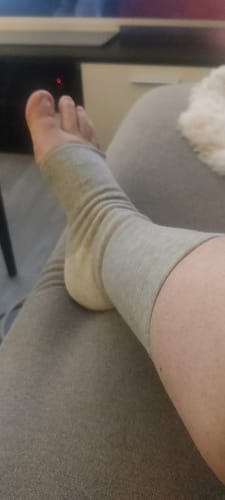 Foto van een klant bij deze voetsleeves