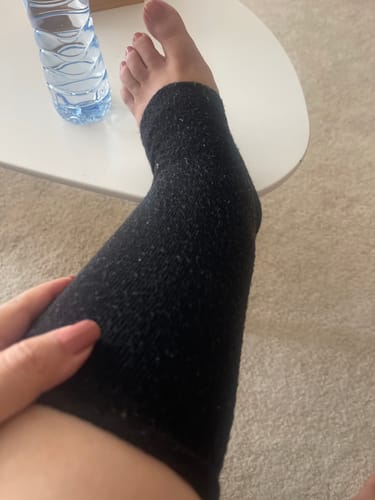 Foto van een klant bij deze voetsleeves