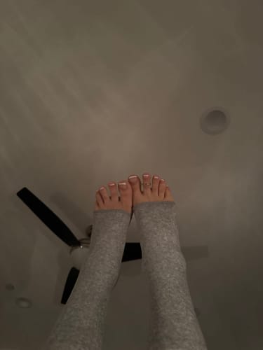 Foto van een klant bij deze voetsleeves