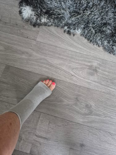 Foto van een klant bij deze voetsleeves