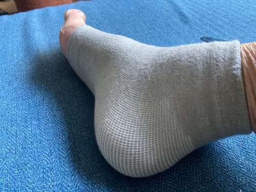 Foto van een klant bij deze voetsleeves