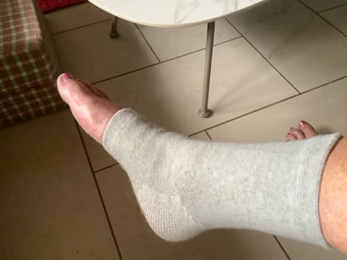 Foto van een klant bij deze voetsleeves