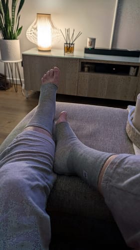 Foto van een klant bij deze voetsleeves