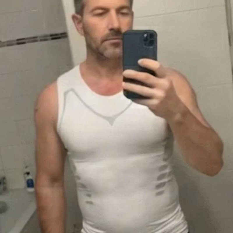 Klant Mike V. in een wit shaping shirt voor de spiegel