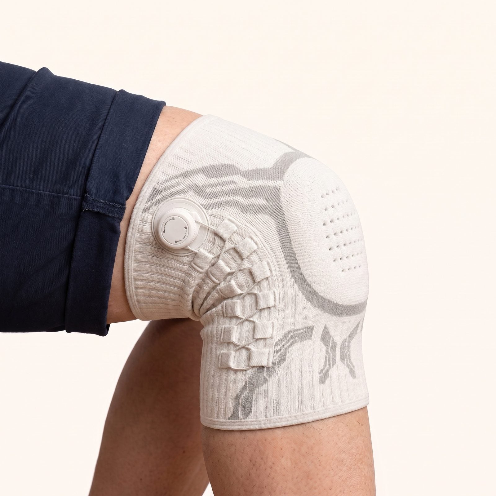 Dezelfde gebogen knie met de kniebrace om, de gewatteerde pad rondom de knieschijf