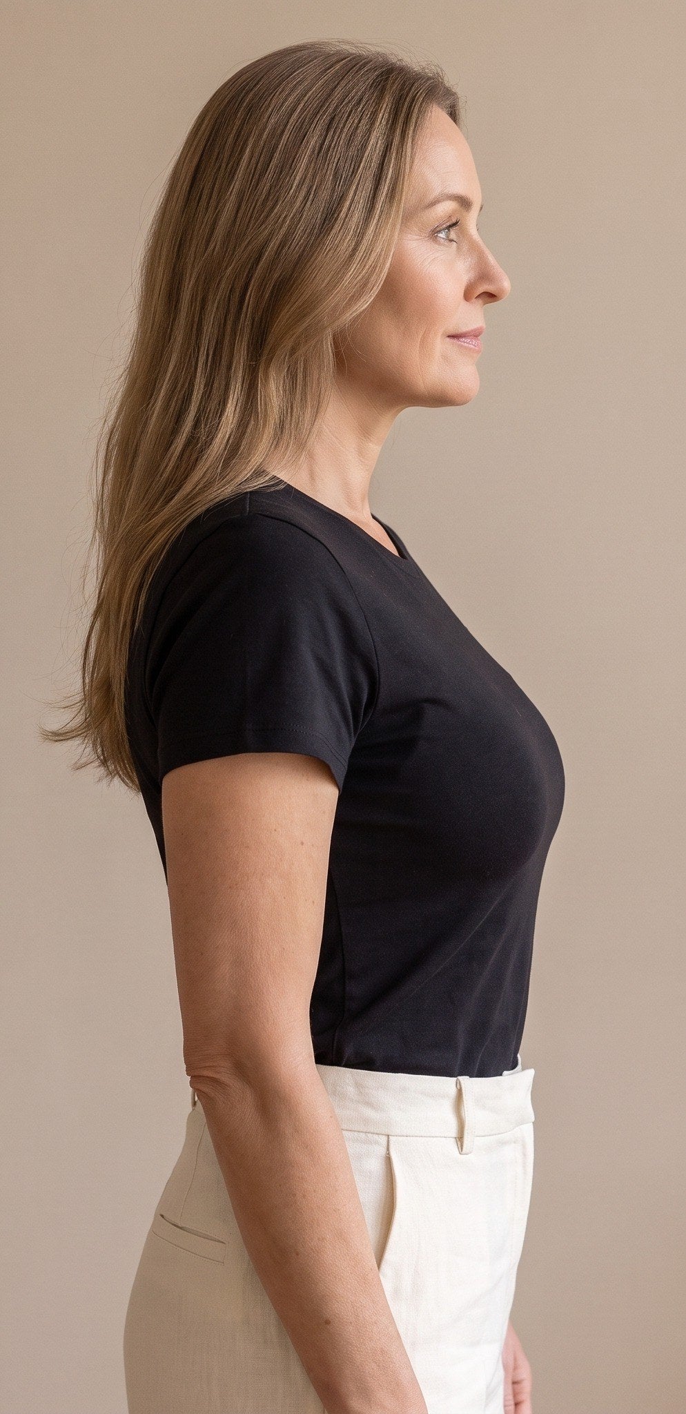 Dezelfde vrouw in hetzelfde shirt met de kanten lift-bh eronder