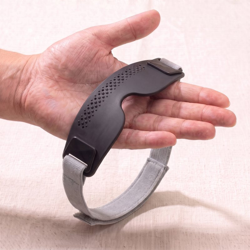 De patellaband in een open hand