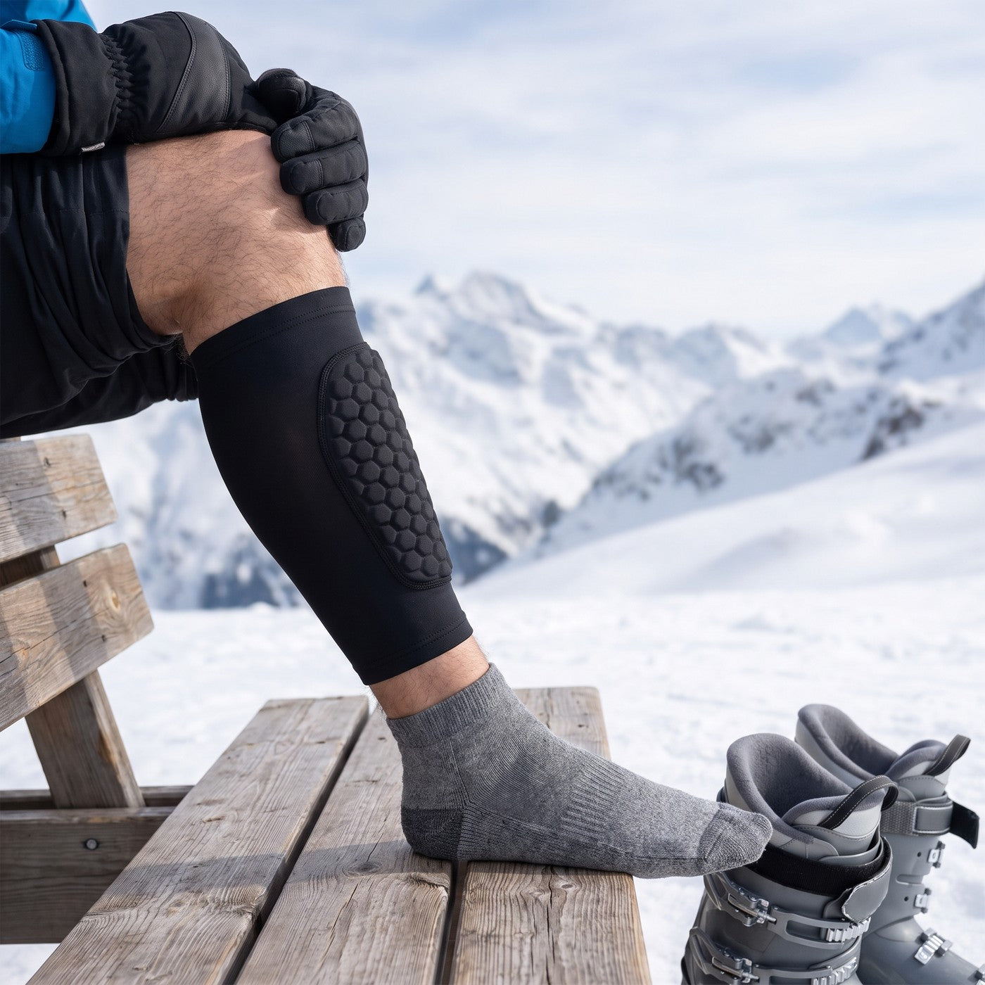 Dezelfde skiër met de zwarte scheenbeschermer met honingraatkussen om het onderbeen, precies over de plek van de drukplek