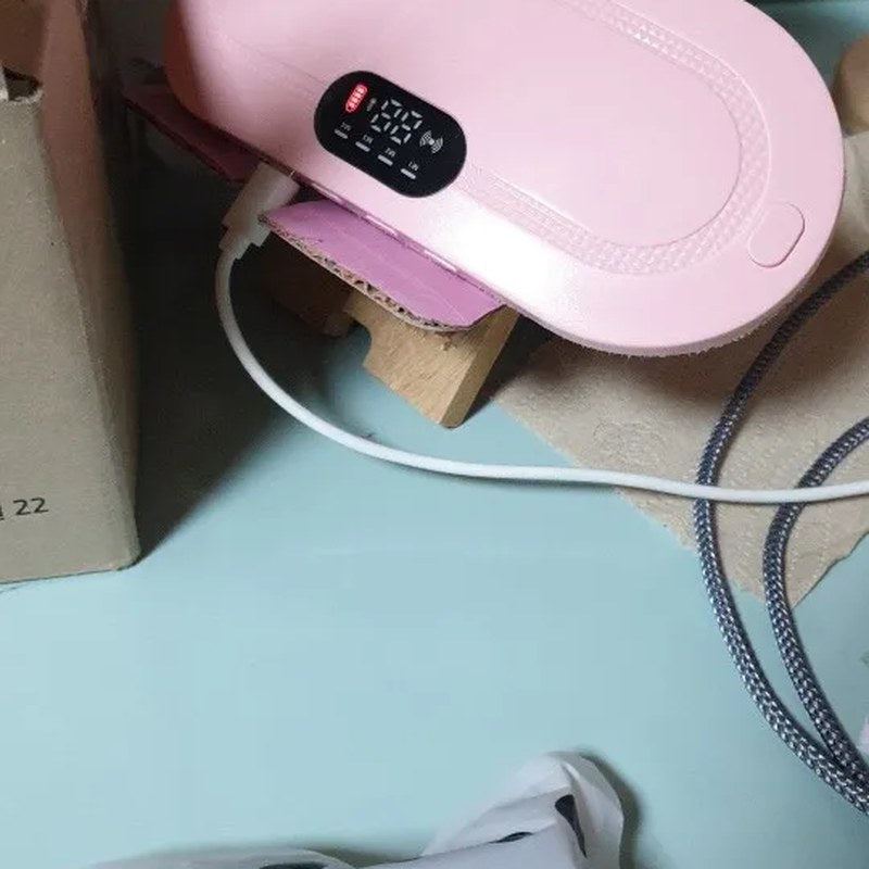 Klantfoto: roze warmteband aan de oplader op een bureau
